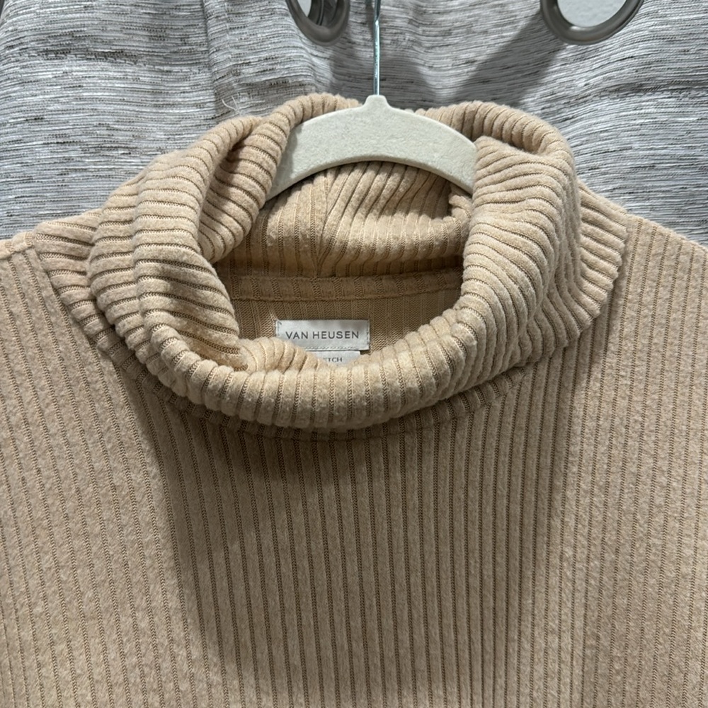 ⭐️2/$25⭐️Van Heusen sweater top - Picture 3 of 6